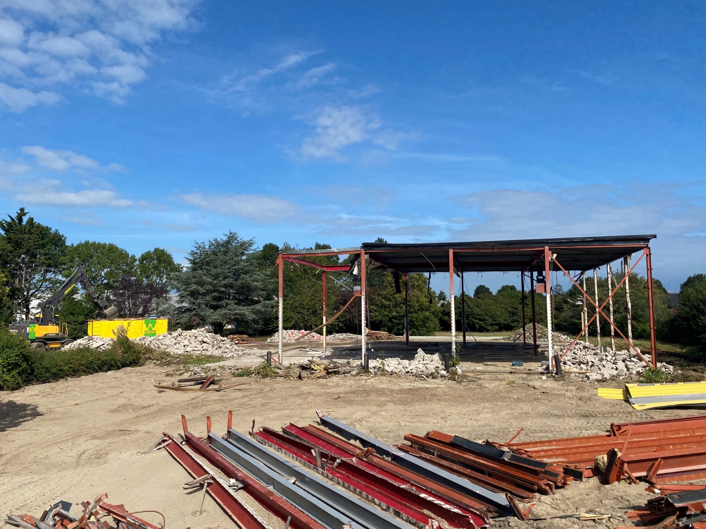 Kraan tilt een stalen spant uit een bedrijfsverzamelgebouw in Lelystad, zodat de constructie heel blijft
