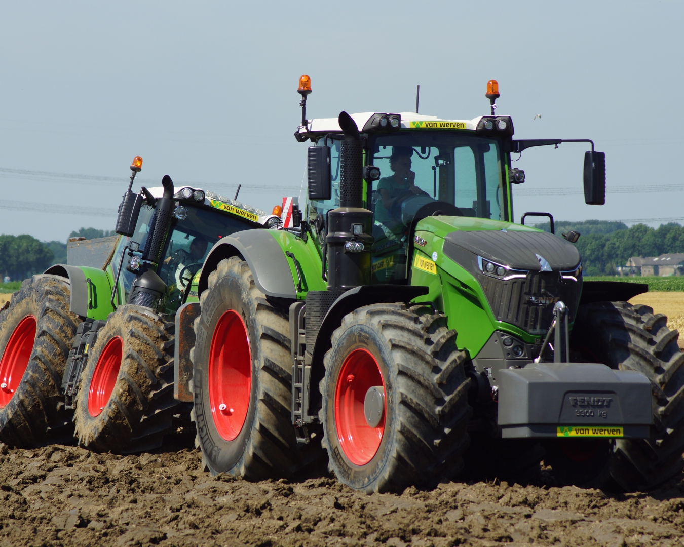 Twee zware Fendt-trekkers van Van Werven trekken samen een diepploeg door een akker