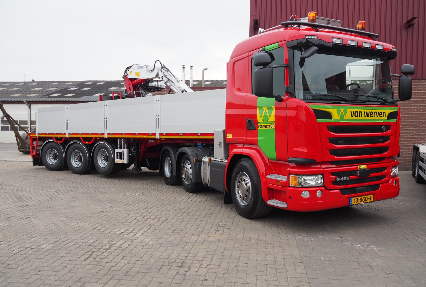 Rode Scania-trekker van Van Werven met stenentrailer en autolaadkraan
