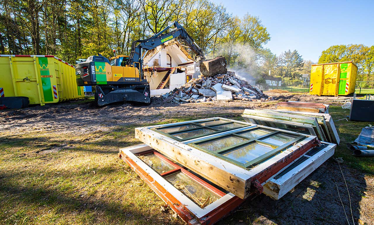 Rupskraan van Van Werven sorteert met een grijper het vrijgekomen materiaal op een sloopterrein
